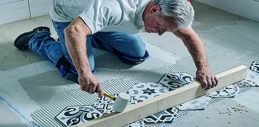 هل يتم رش البلاط يعد التركيب؟